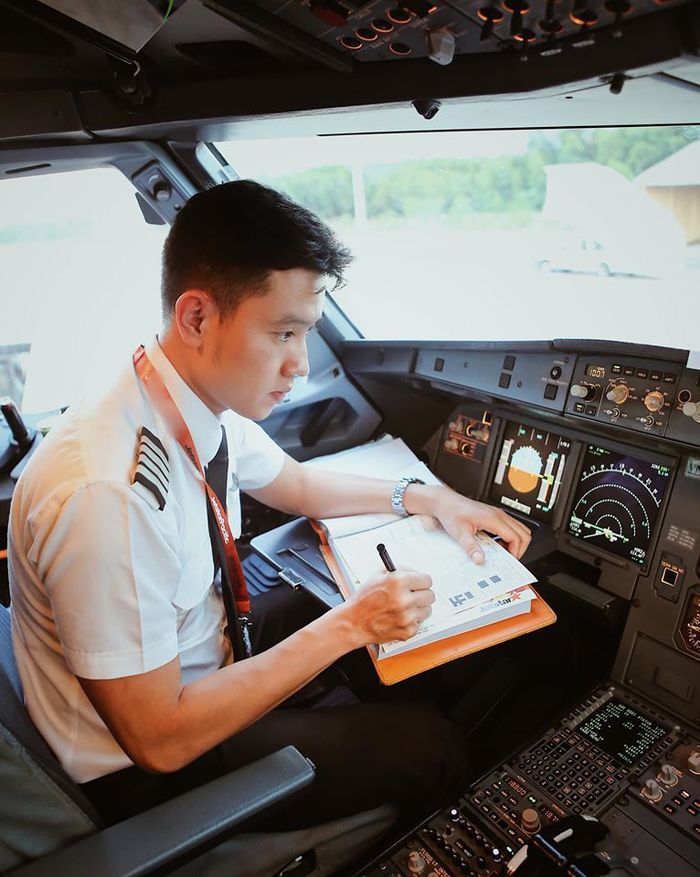 Cơ trưởng Quang Đạt tiết lộ mức lương khủng của nghề phi công