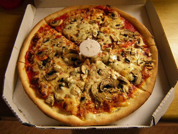 Công dụng của chiếc đế nhựa 3 chân trong pizza, lỗ tròn trên ghế nhựa