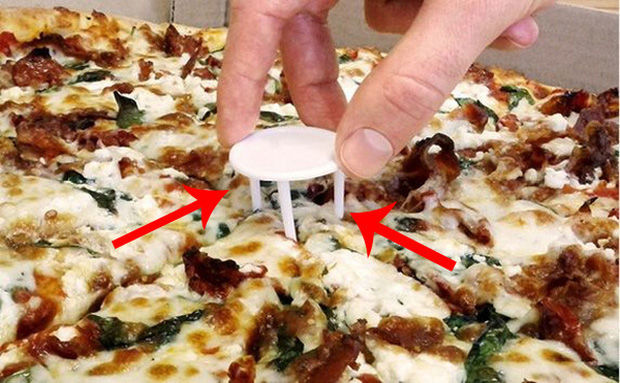 Công dụng của chiếc đế nhựa 3 chân trong pizza, lỗ tròn trên ghế nhựa