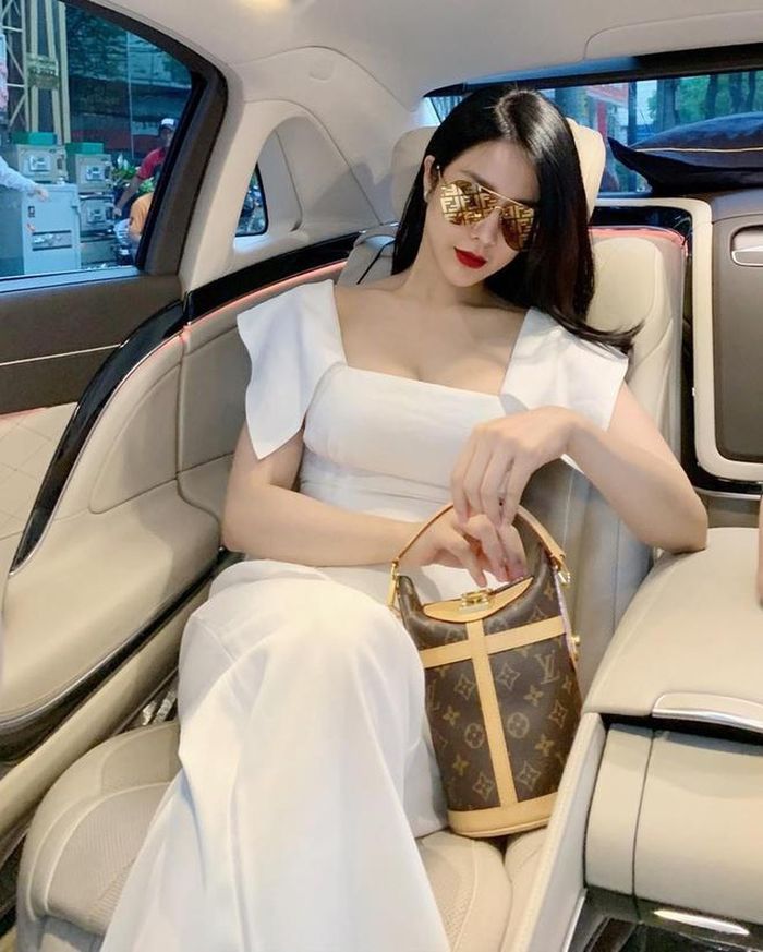 Cuộc sống của các bà mẹ 2 con: Nhà sang, xế xịn, được cưng như trứng
