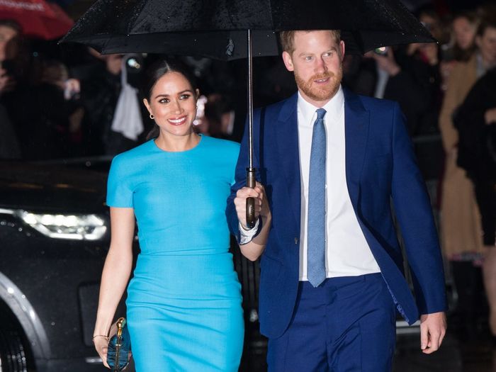 Hé lộ đời tư trong tự truyện, Harry - Meghan bị cho đánh bóng tên tuổi