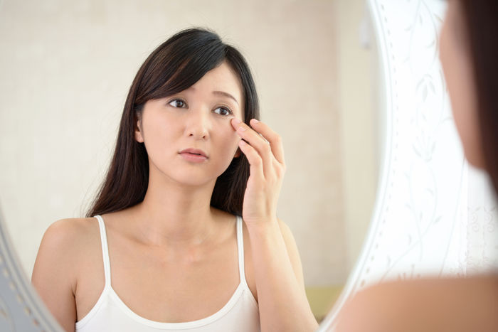 Để da bớt xấu do dùng điện thoại, máy tính: Để độ sáng màn hình 50%