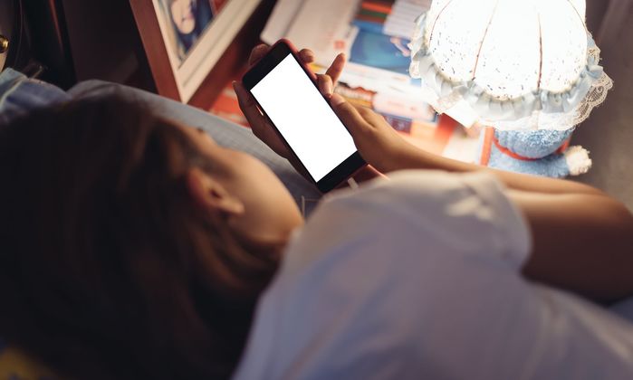 Để da bớt xấu do dùng điện thoại, máy tính: Để độ sáng màn hình 50%