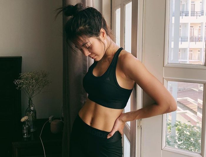 Đệ nhất tiểu tam Karen Nguyễn có vòng eo 60 nhờ gập bụng