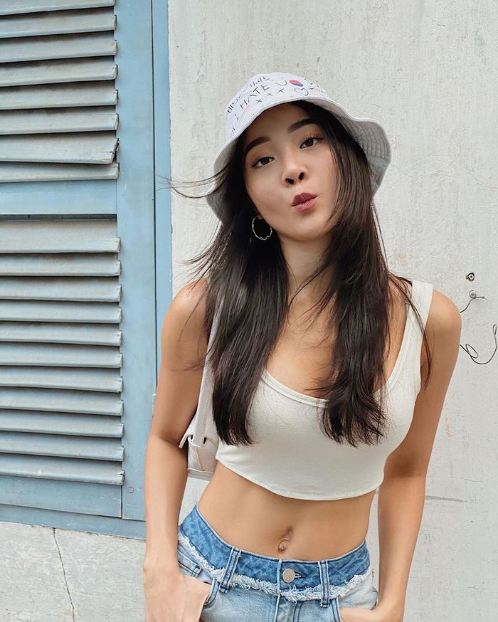 Đệ nhất tiểu tam Karen Nguyễn có vòng eo 60 nhờ gập bụng