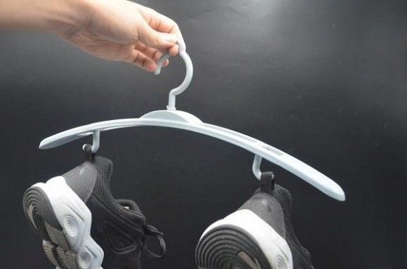 Bạn có biết công dụng đặc biệt của mẩu dây phía sau gót giày thể thao
