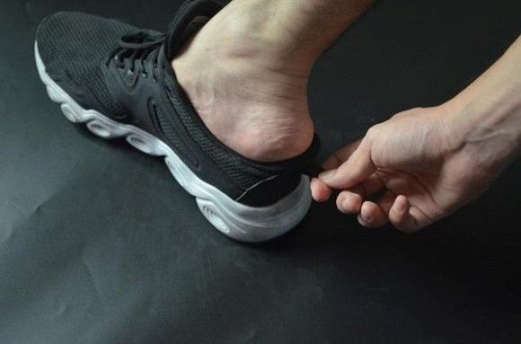 Bạn có biết công dụng đặc biệt của mẩu dây phía sau gót giày thể thao