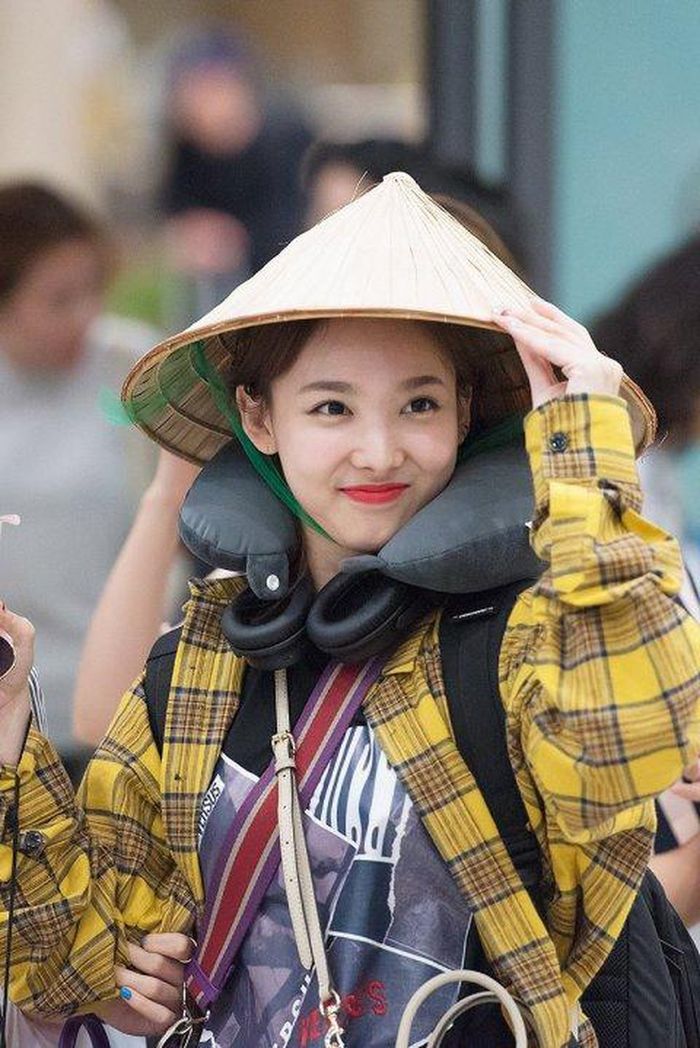 Idol nữ đội nón lá: Jennie cute vô đối, Hyomin chuẩn cô dâu Việt