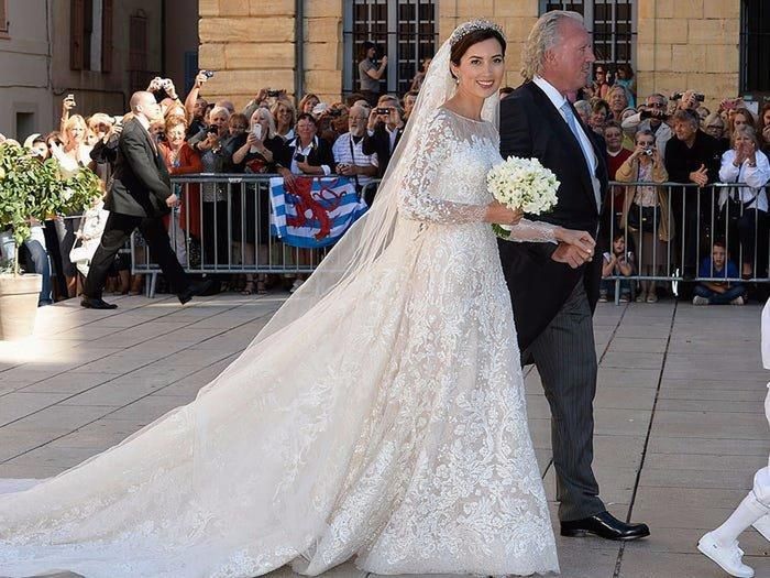 Độc đáo váy cưới cô dâu Hoàng gia: Váy Meghan mất 3900h để hoàn thiện