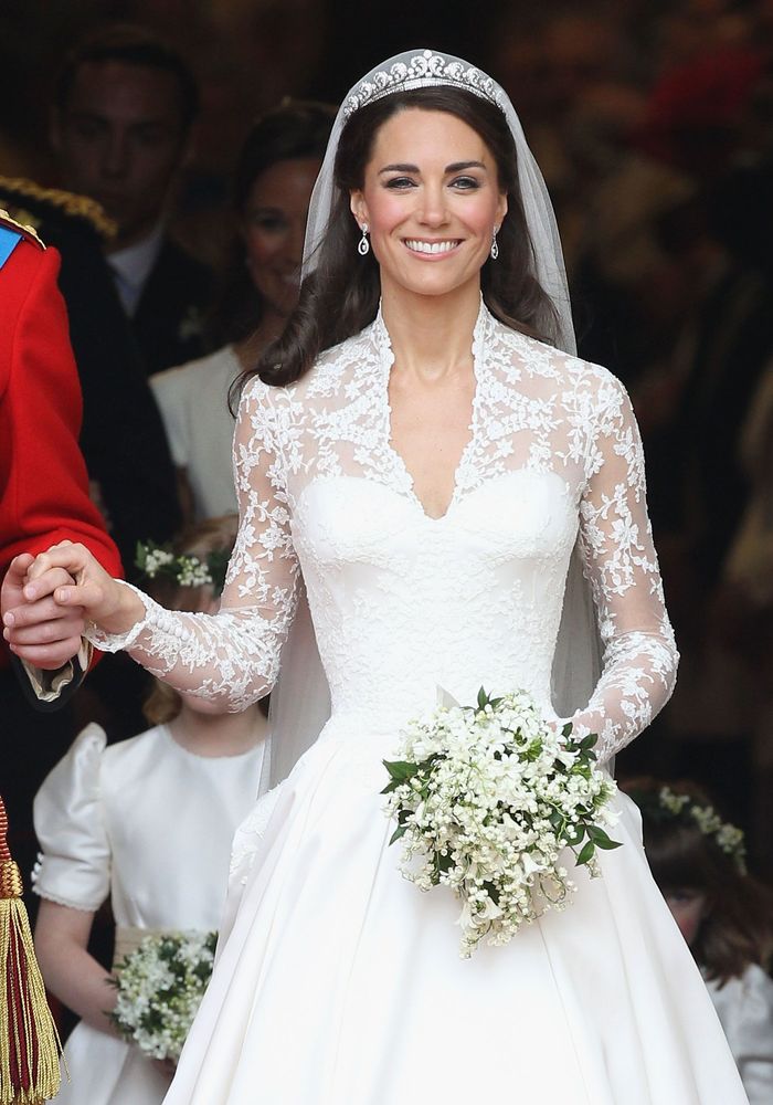 Độc đáo váy cưới cô dâu Hoàng gia: Váy Meghan mất 3900h để hoàn thiện