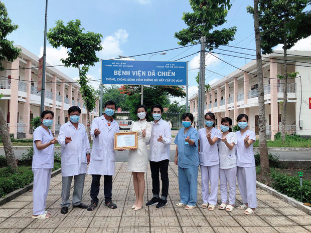 Đông Nhi vác bụng bầu thăm hỏi y bác sĩ bệnh viện dã chiến Củ Chi