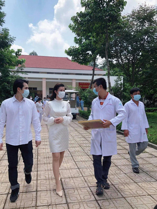 Đông Nhi vác bụng bầu thăm hỏi y bác sĩ bệnh viện dã chiến Củ Chi