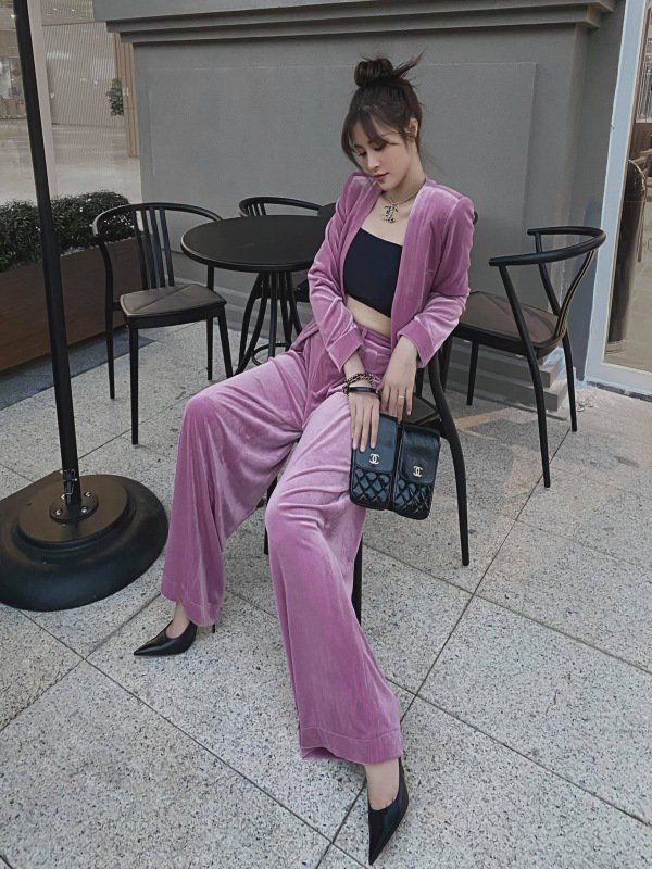 Đông Nhi bầu bí vẫn diện croptop khoe eo: Bà bầu sành điệu nhất là đây