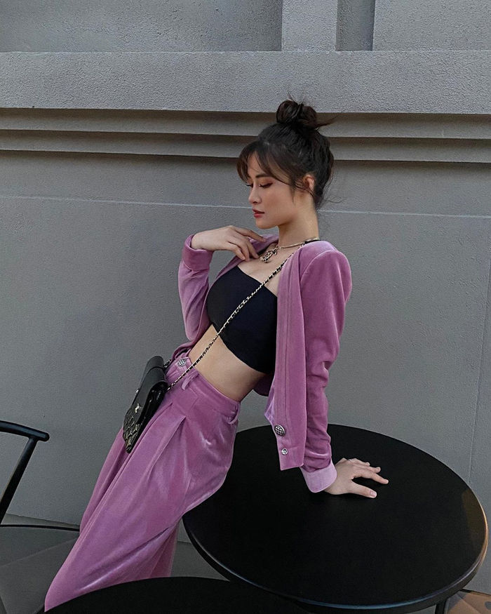 Đông Nhi bầu bí vẫn diện croptop khoe eo: Bà bầu sành điệu nhất là đây