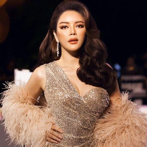 Lý Nhã Kỳ đọ sắc bên dàn Hậu Việt: Không chìm mà còn dìm ngược