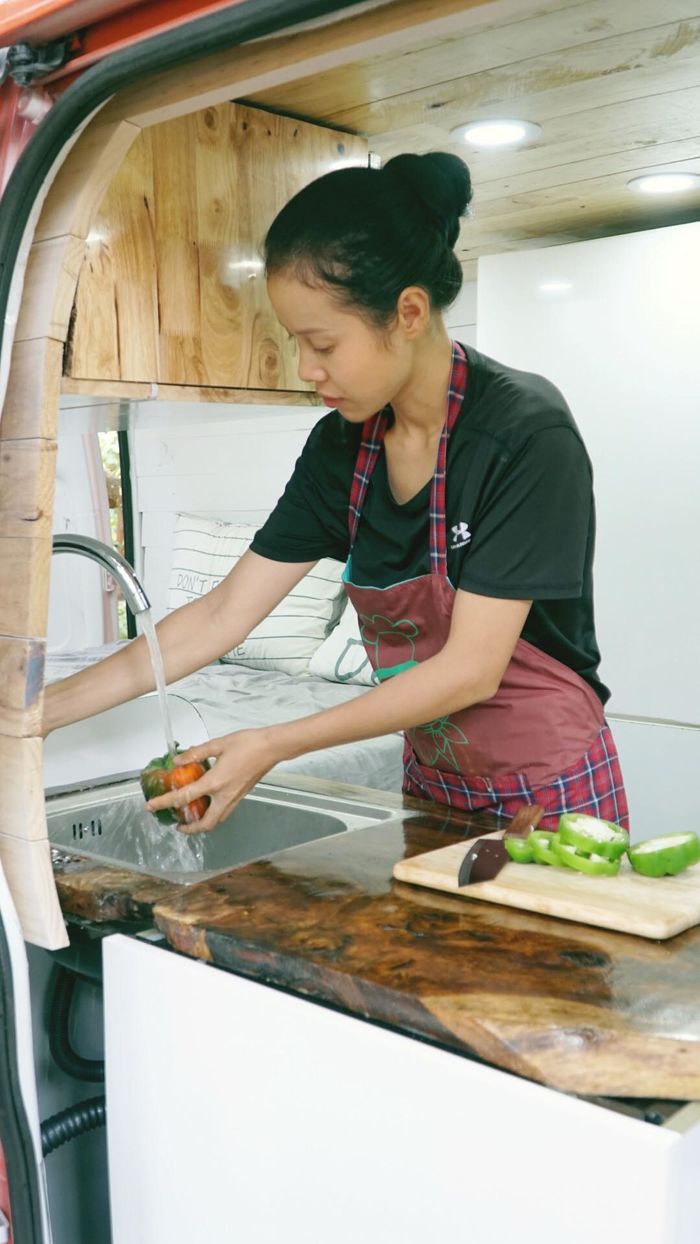 Cặp đôi 9X bỏ 120 triệu mua ô tô cũ làm thành căn nhà di động