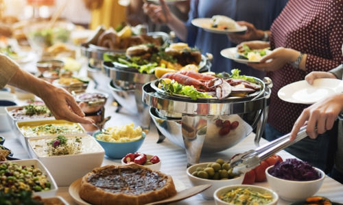 Để tăng lợi nhuận, nhà hàng buffet đổi vị trí món ăn, kích thước đĩa