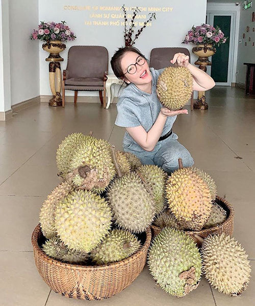 Ngọc Trinh diện bikini khoe dáng bốc lửa, Miu Lê hững hờ vòng 1