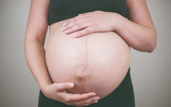 Đường sọc nâu trên bụng mẹ bầu tiết lộ bí mật thai kì, mẹ đừng chê xấu