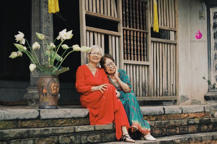Ngưỡng mộ bộ ảnh của 2 cụ bà 80 tuổi, tự tin thả dáng bên hoa sen