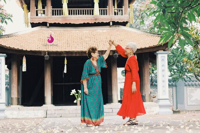 Ngưỡng mộ bộ ảnh của 2 cụ bà 80 tuổi, tự tin thả dáng bên hoa sen