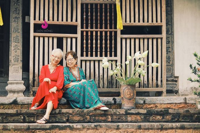Ngưỡng mộ bộ ảnh của 2 cụ bà 80 tuổi, tự tin thả dáng bên hoa sen