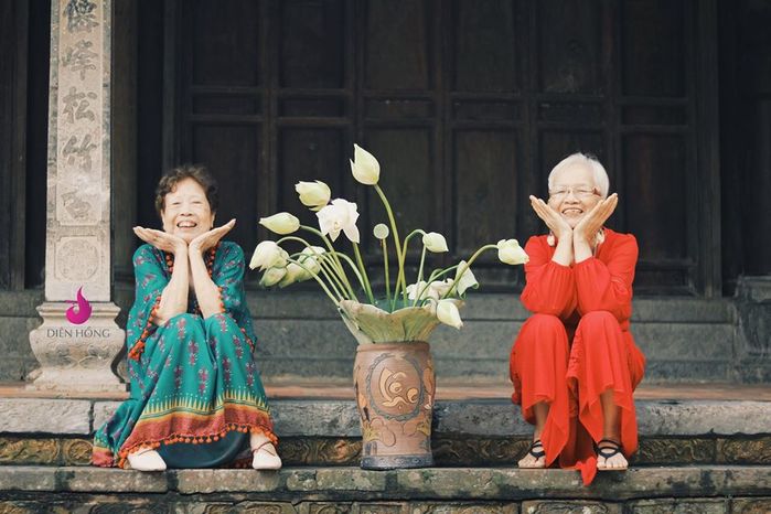 Ngưỡng mộ bộ ảnh của 2 cụ bà 80 tuổi, tự tin thả dáng bên hoa sen