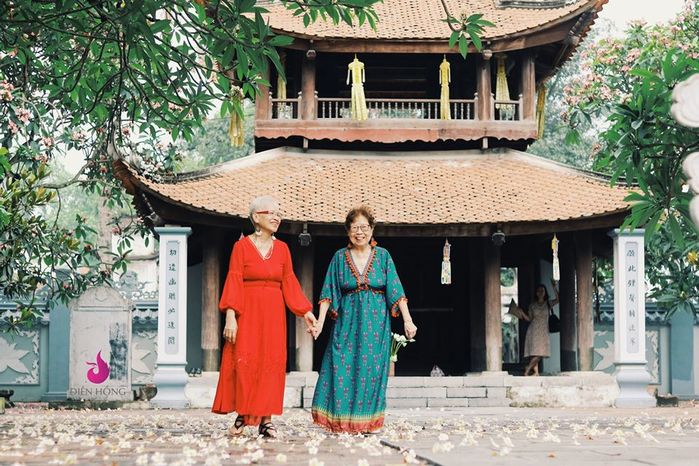 Ngưỡng mộ bộ ảnh của 2 cụ bà 80 tuổi, tự tin thả dáng bên hoa sen