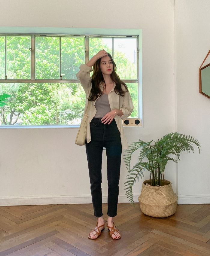 Đi sandal giữa ngày hè đổ lửa làm sao để da chân không loang lổ?