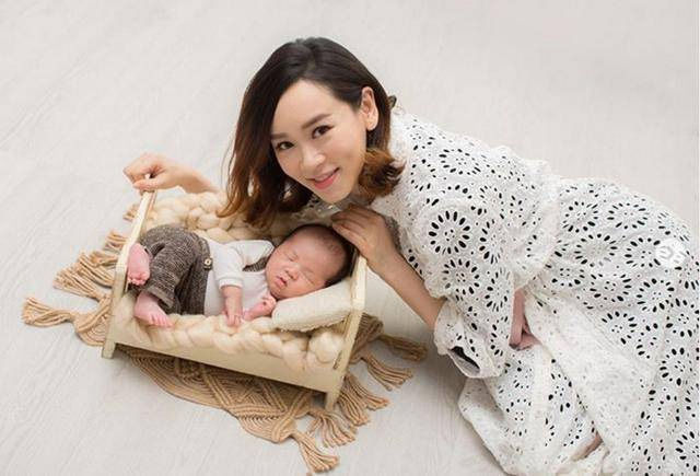 Hoa hậu Dương Tư Kỳ vất vả đi hát kiếm tiền khi vừa mới sinh con