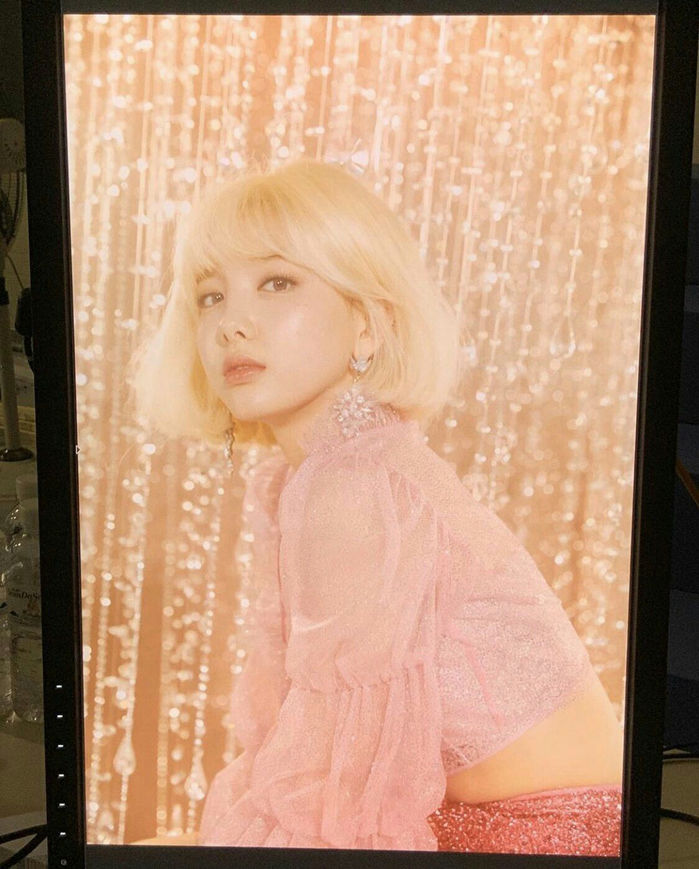 Idol nữ đội tóc giả: NaYeon được khen; Jennie, Lisa bị chê kém xinh