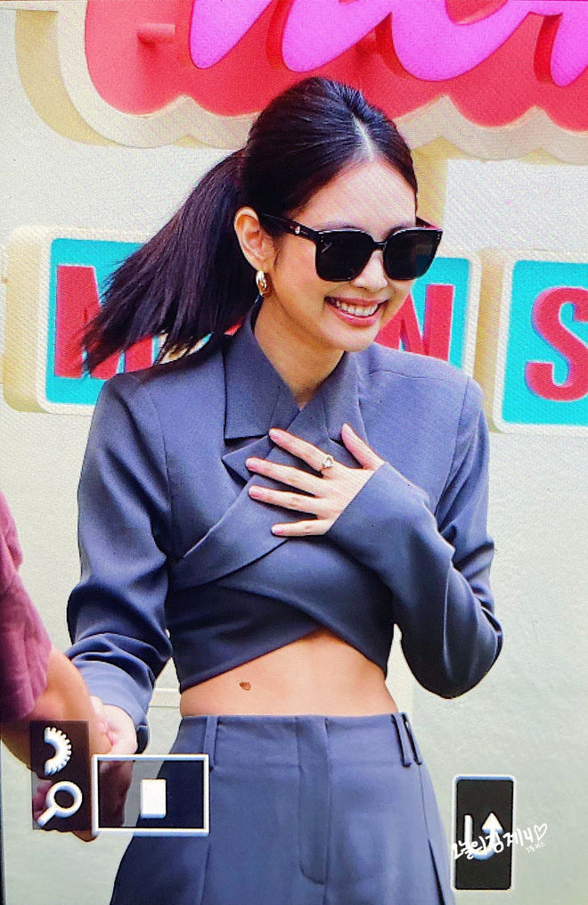 Jennie (BLACKPINK) dự sự kiện, biến hình trong cùng 1 ngày