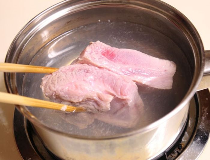 Khử mùi của thịt: Dùng nước muối với thịt heo, thêm bia với thịt gà