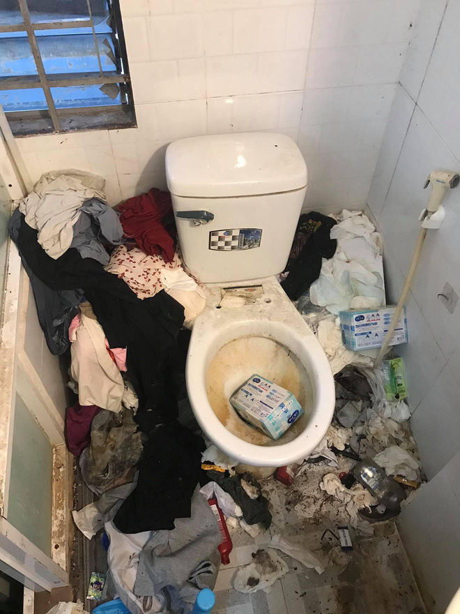 Gái xinh ở bẩn ở bẩn kinh hoàng: Rác giăng kín lối