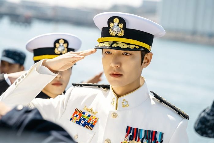 Phá lệ đăng ảnh tình tứ với bạn diễn, Lee Min Ho cũng khó cứu phim