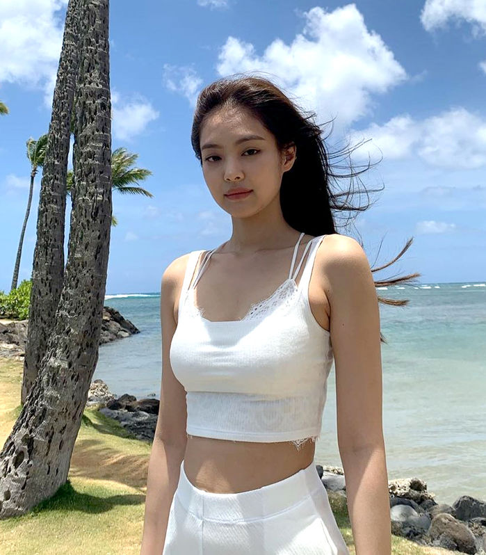 Mặc hở dây áo ngực thành mốt: Cả Jennie, Vũ Ngọc Anh đều áp dụng