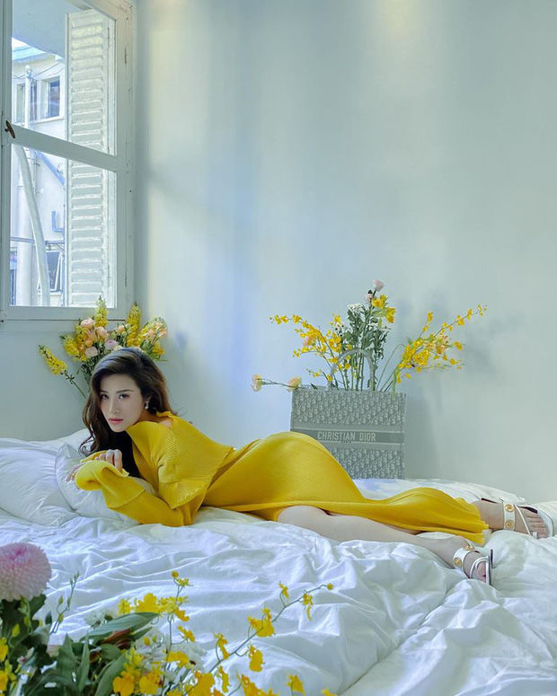 Mang bầu bị phá nét, phù chân Đông Nhi vẫn được khen xinh đẹp mặn mà