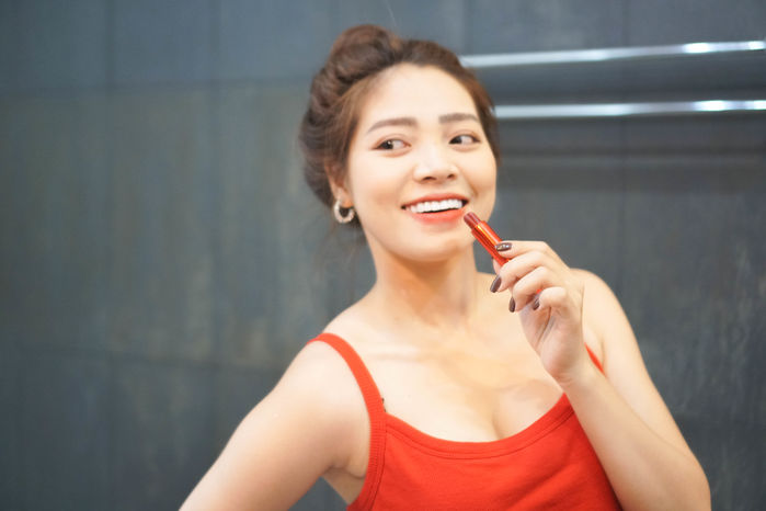 Uốn mi cong hơn nhờ máy sấy, làm sạch mụn cám với vaseline