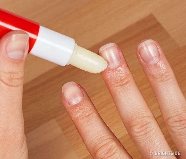 Uốn mi cong hơn nhờ máy sấy, làm sạch mụn cám với vaseline
