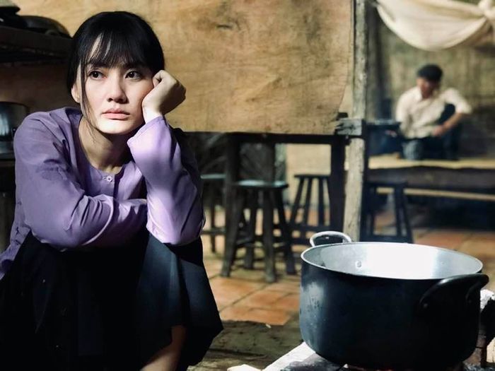 Diễm My 9X thả ngực trần táo bạo, Hoàng Thùy Linh - Gil Lê tình tứ
