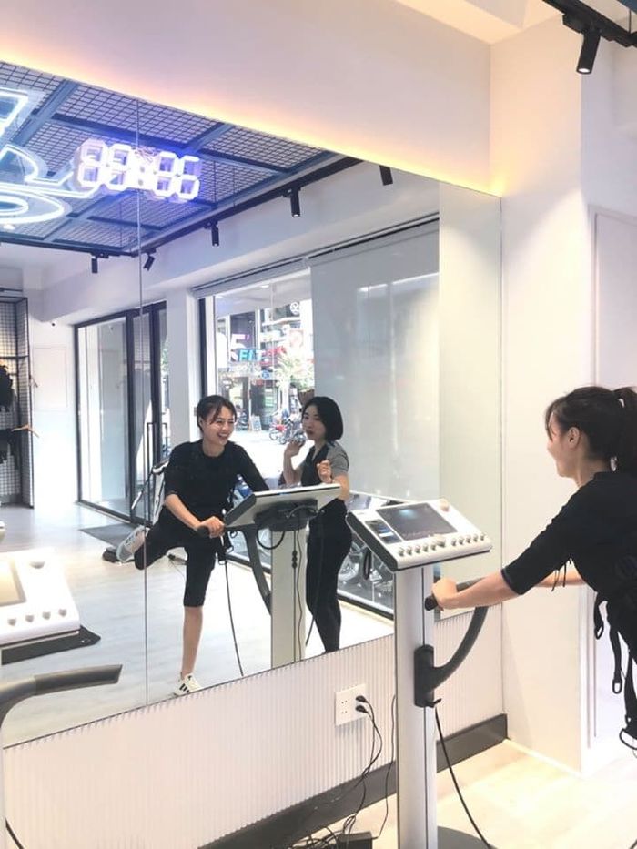 Diễm My 9X thả ngực trần táo bạo, Hoàng Thùy Linh - Gil Lê tình tứ