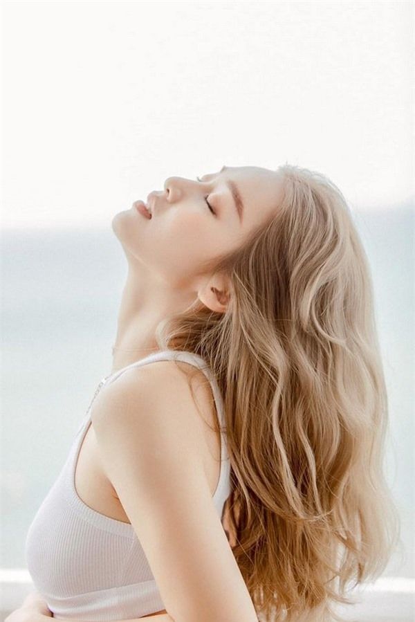Mỹ nhân lực điền của Vbiz: Minh Hằng muối mặt vì lộ bắp tay to