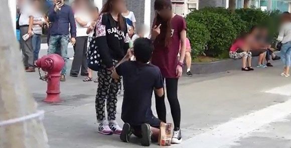 Lỡ thả tim ảnh người cũ, chàng trai quỳ 1 tiếng xin bạn gái tha thứ