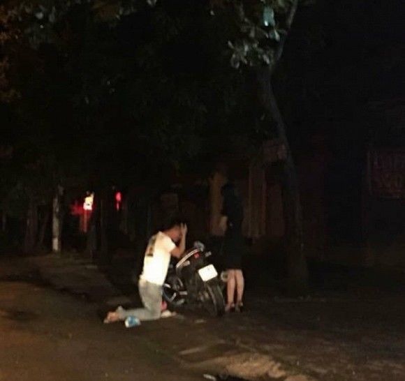 Lỡ thả tim ảnh người cũ, chàng trai quỳ 1 tiếng xin bạn gái tha thứ