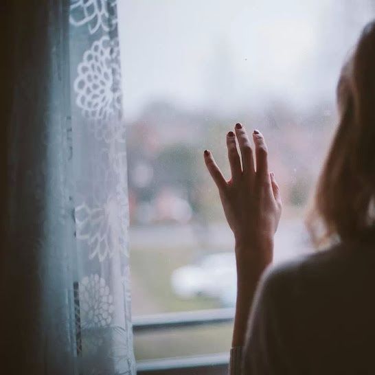 Nguyên tắc khi con gái sống 1 mình: làm lỗ nhỏ trên cửa, nuôi thú cưng