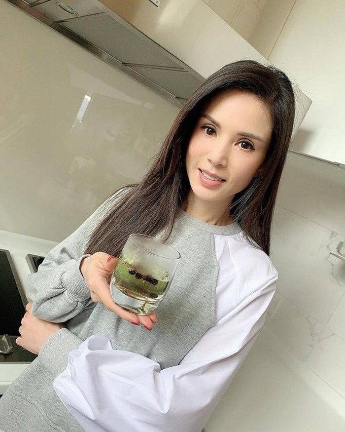 Lý Nhược Đồng U50 sở hữu sắc vóc vạn người mê