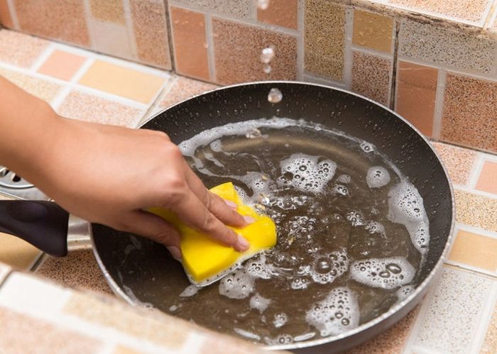 Dùng chảo chống dính bong tróc, nhẹ thì ngộ độc, nặng sẽ ảnh hưởng gan