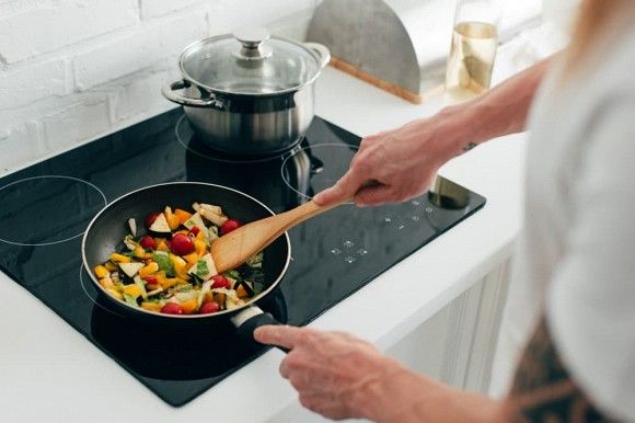 Dùng chảo chống dính bong tróc, nhẹ thì ngộ độc, nặng sẽ ảnh hưởng gan