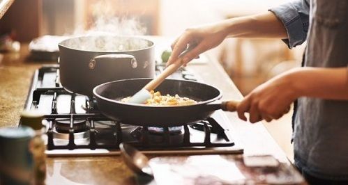 Dùng chảo chống dính bong tróc, nhẹ thì ngộ độc, nặng sẽ ảnh hưởng gan