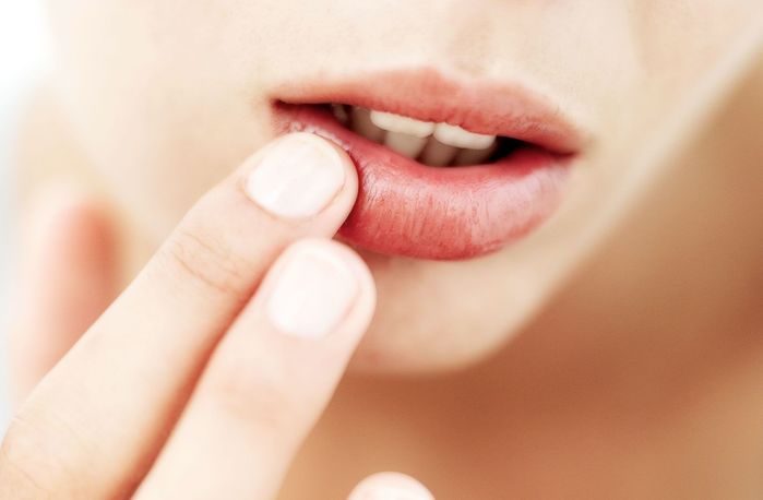 Những cách trị thâm môi đơn giản mà hiệu quả chỉ với kem đánh răng